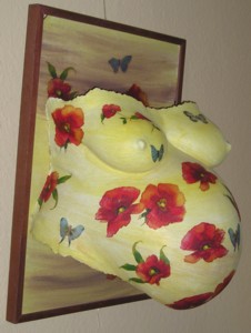 grosser Bauch mit rotem Mohn